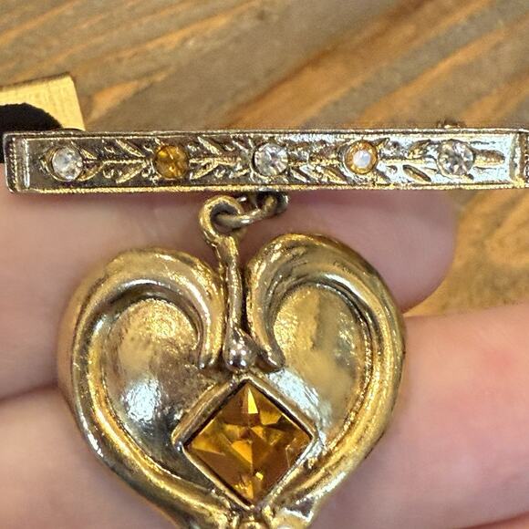 VTG Victorian Revival Bar Pin Brooch Dangle Sweetheart Heart Charm Gold Tone - Picture 6 of 9